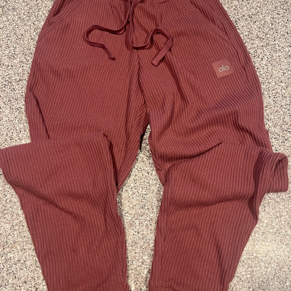 ALO Yoga Muse XS sweatpants berry color